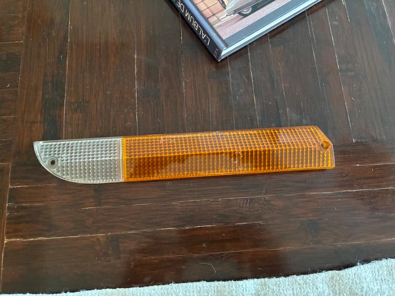 Cabochon feu clignotant PEUGEOT 504 LesAnciennes.com