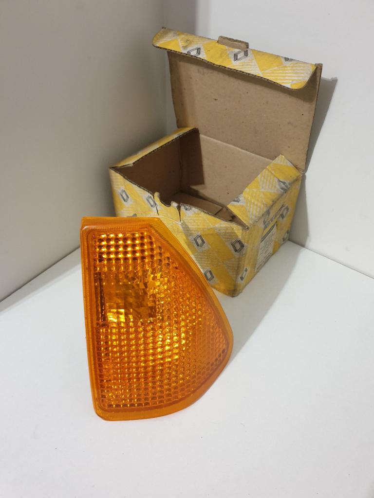 Clignotant AV G Renault R18 LesAnciennes.com