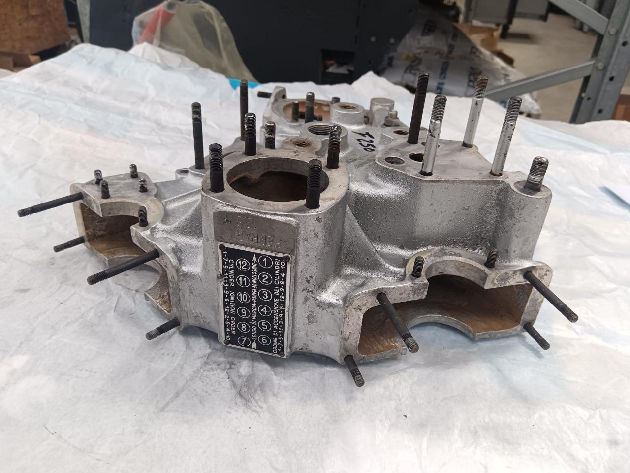 Carter de distribution pour Ferrari 250 F128E LesAnciennes.com