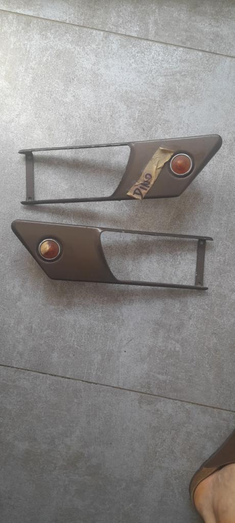 FIAT Dino support grille aile avant LesAnciennes.com