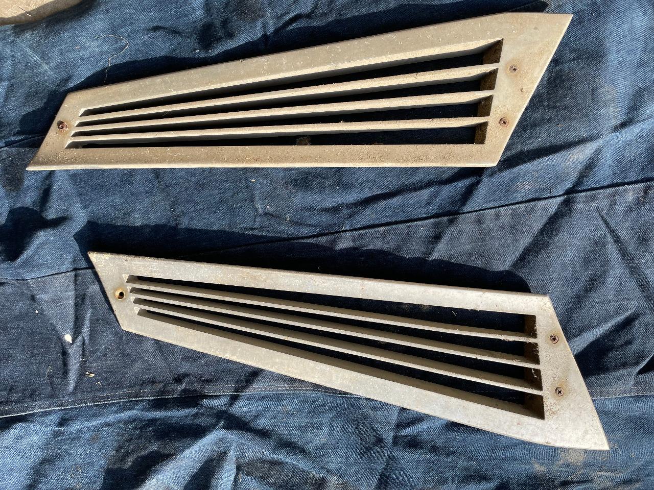 GRILLES D'AILES AVANT CITROEN DS MODELE 1960/1961 LesAnciennes.com