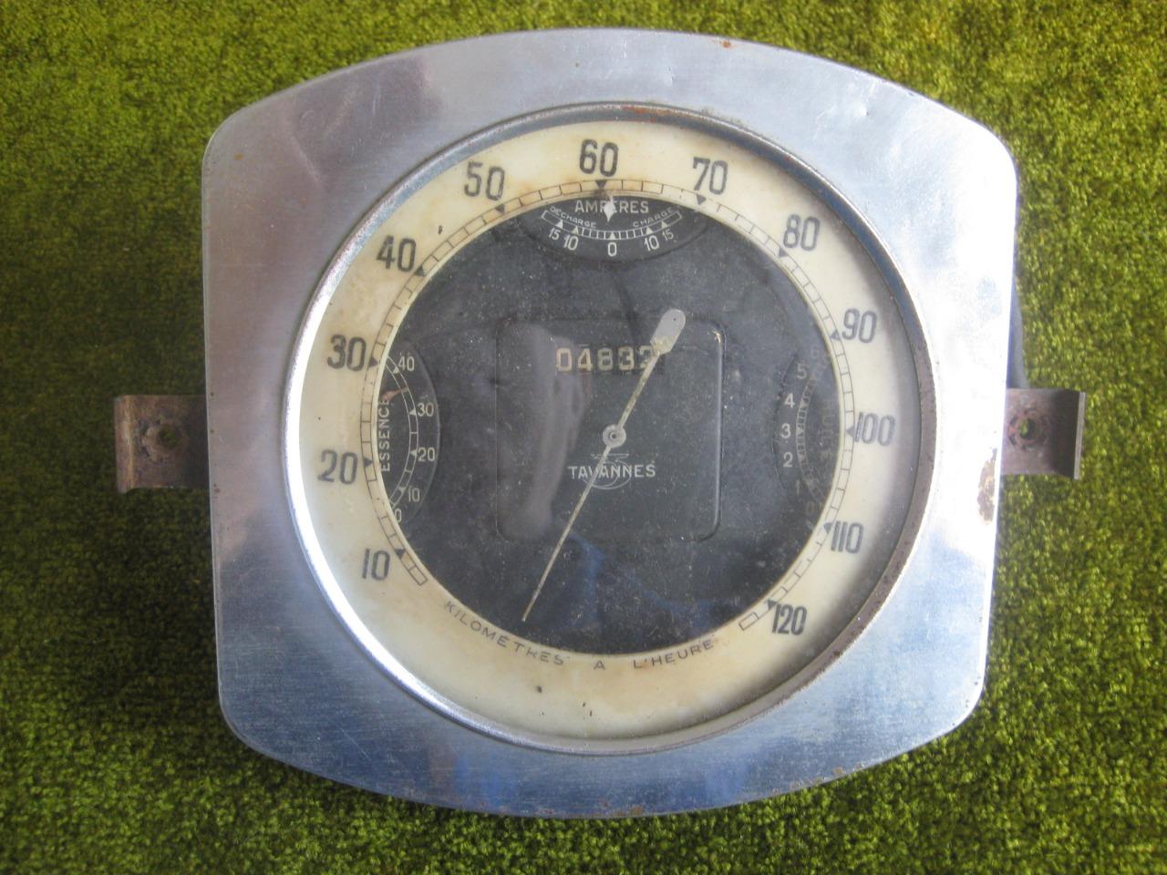 Tableau de bord Tavannes 3, compteurs et manos. LesAnciennes.com