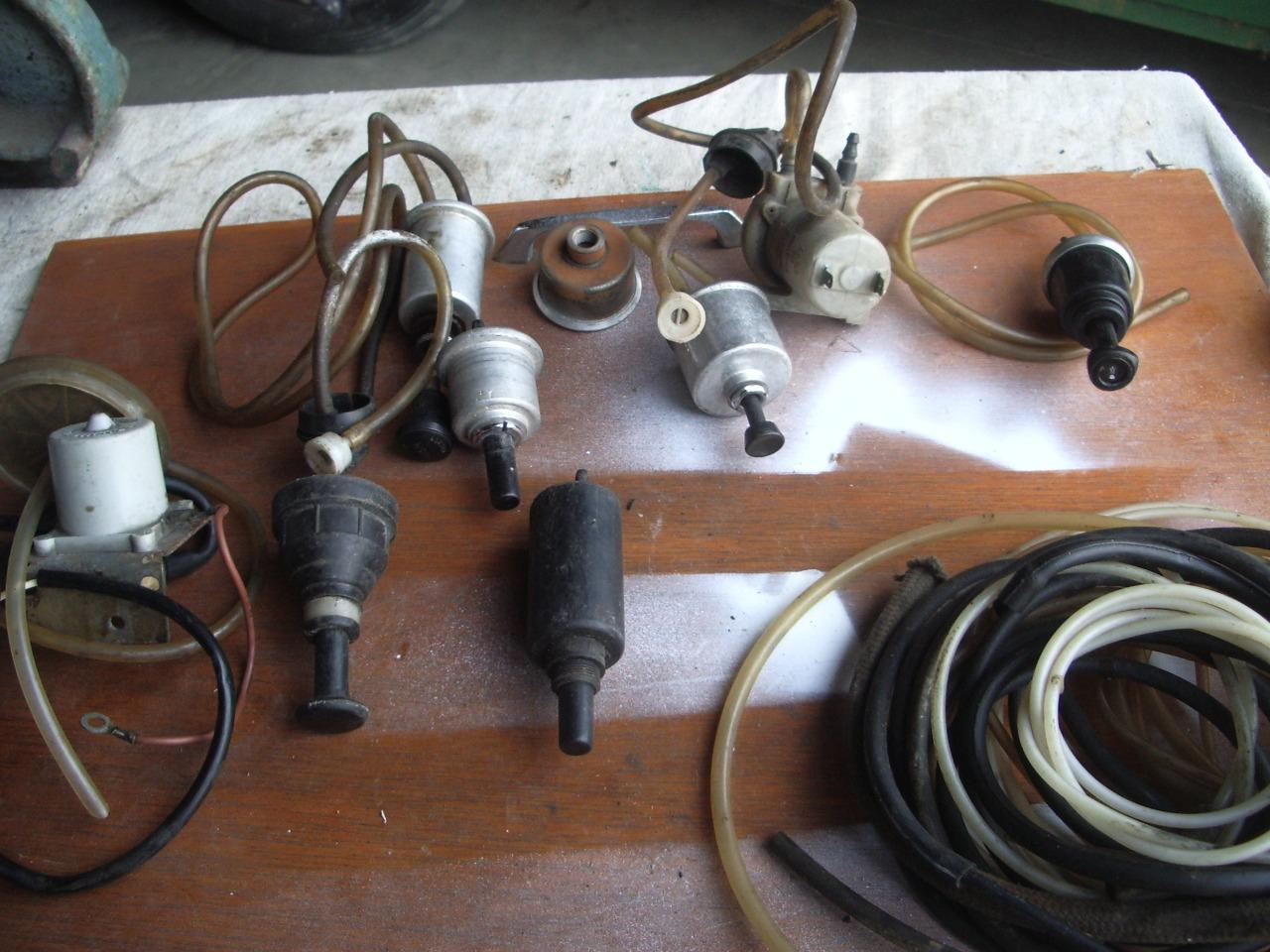Pompes PEUGEOT 403 berline LesAnciennes.com