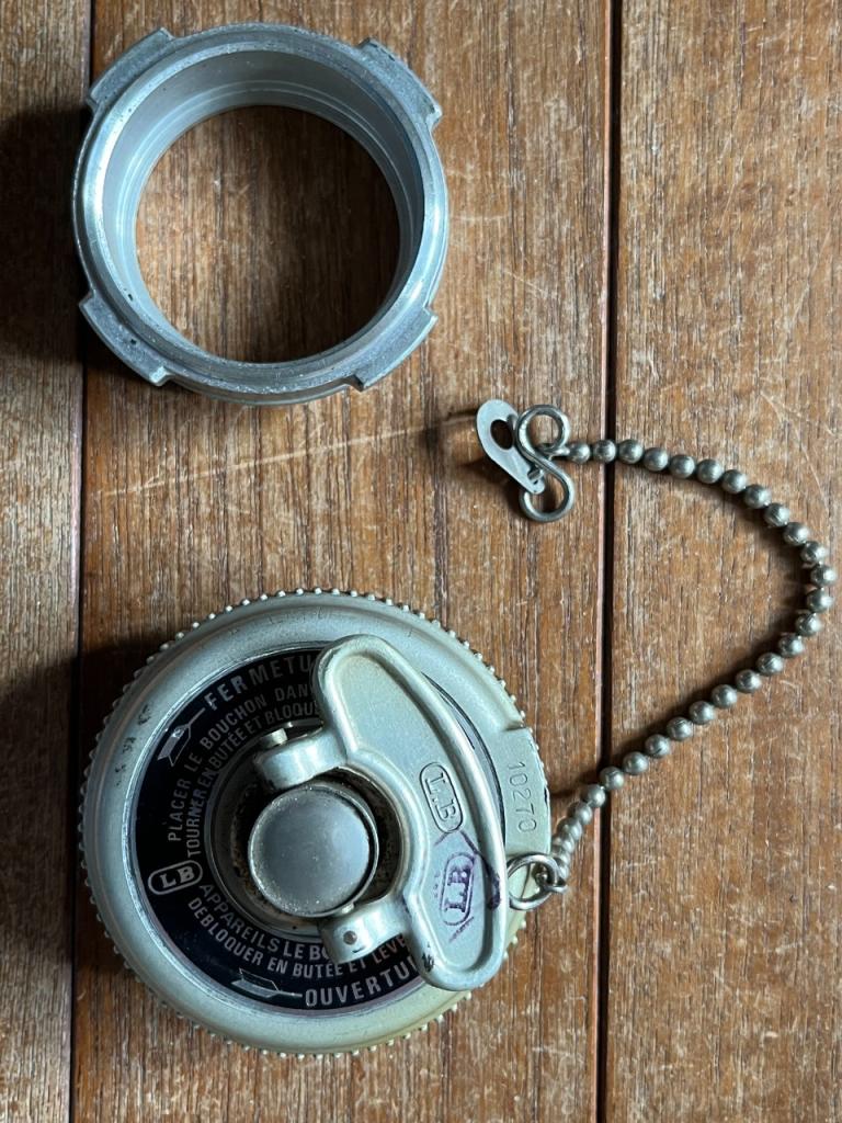 Bouchon LE BOZEC neuf de stock ALPINE RENAULT GT4 LesAnciennes.com