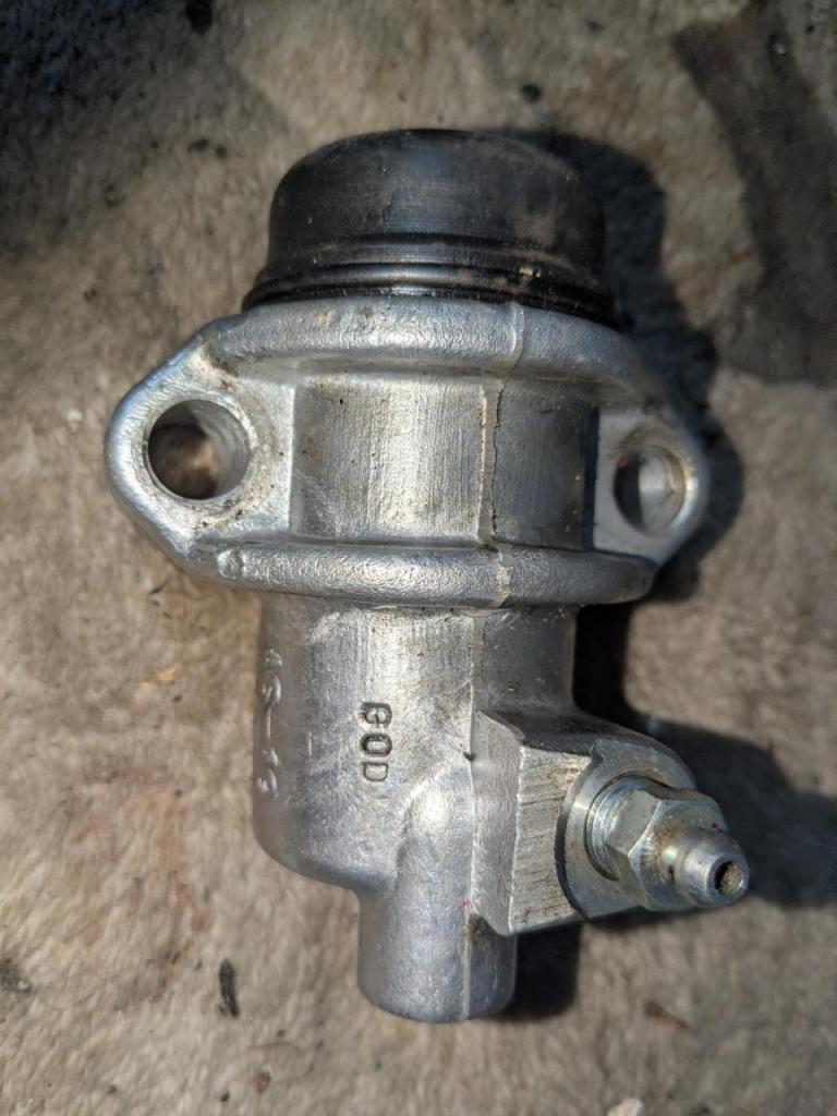 Pièces MG MGA maitre cylindre et recepteur LesAnciennes.com