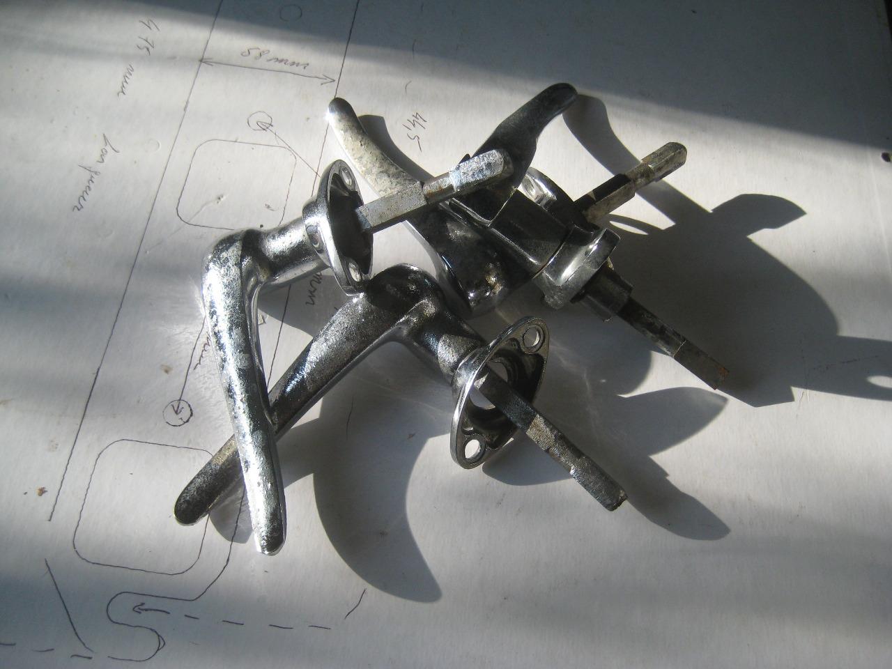 Poignée de porte CITROEN Traction LesAnciennes.com