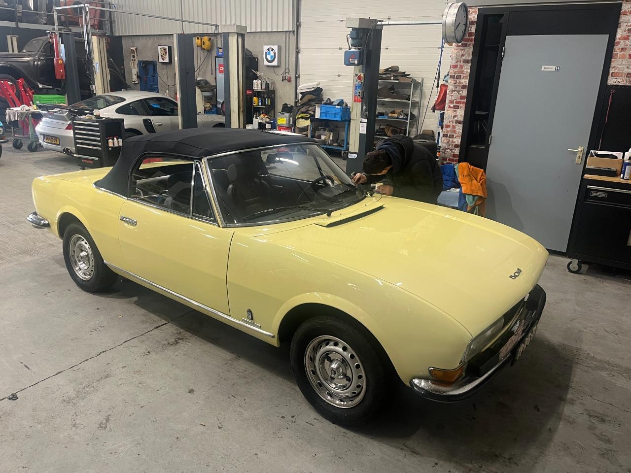 PEUGEOT 504 Cabriolet V6 - 1976 LesAnciennes.com