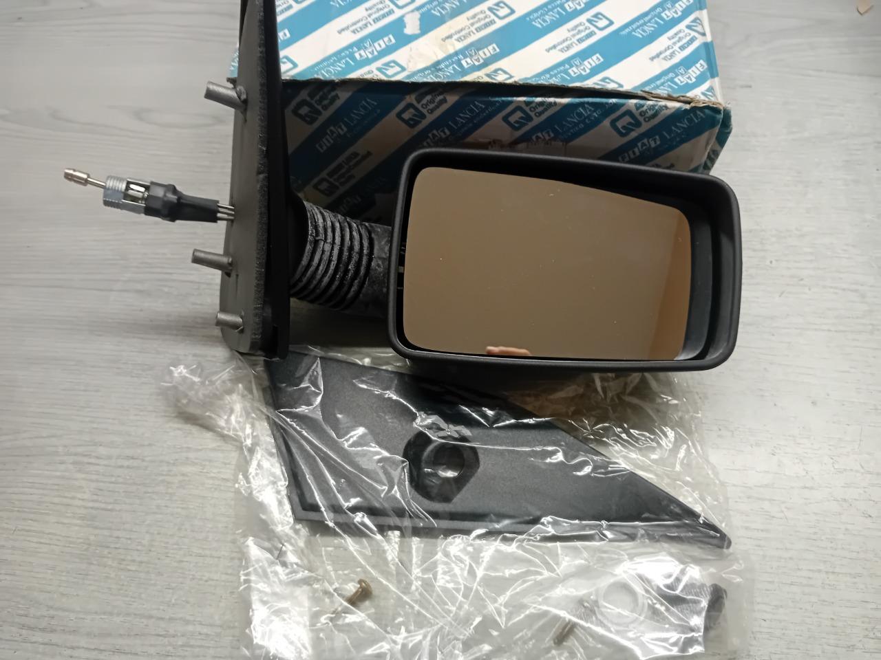 5892136 RETROVISEUR MANUEL DROIT FIAT TIPO TEMPRA LesAnciennes.com