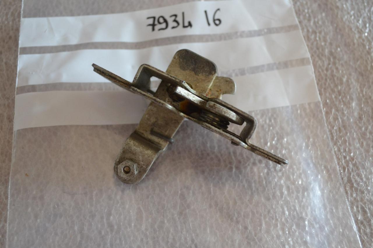 Fermeture capot AV PEUGEOT 305, neuve LesAnciennes.com