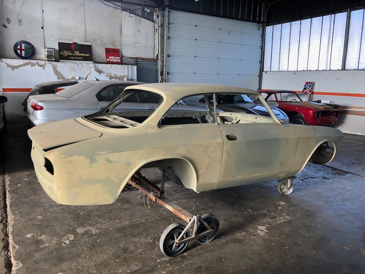 ALFA ROMEO Bertone 2000 GTV - 1972 LesAnciennes.com