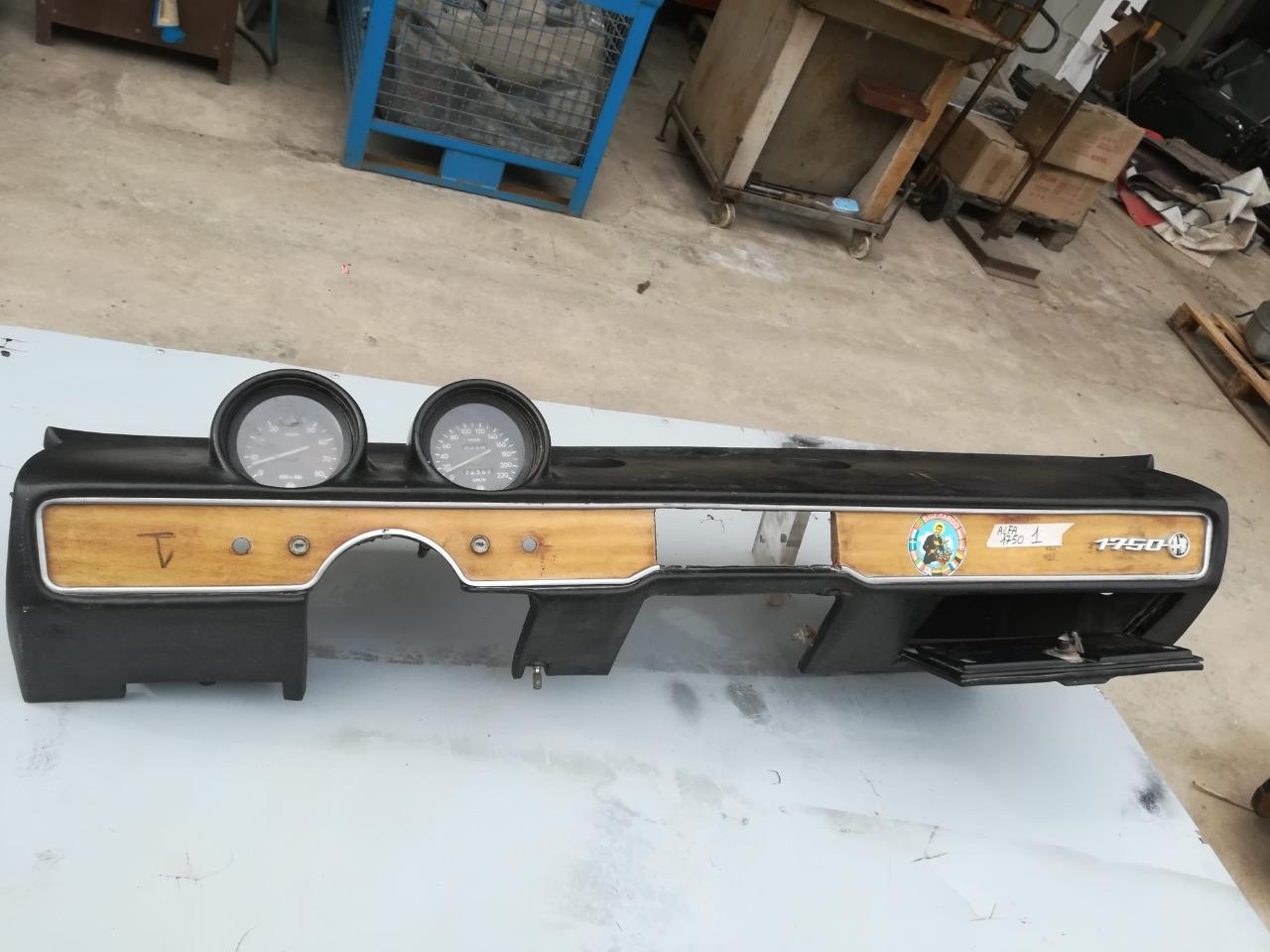 Tableau de bord Alfa Romeo 1750 LesAnciennes.com
