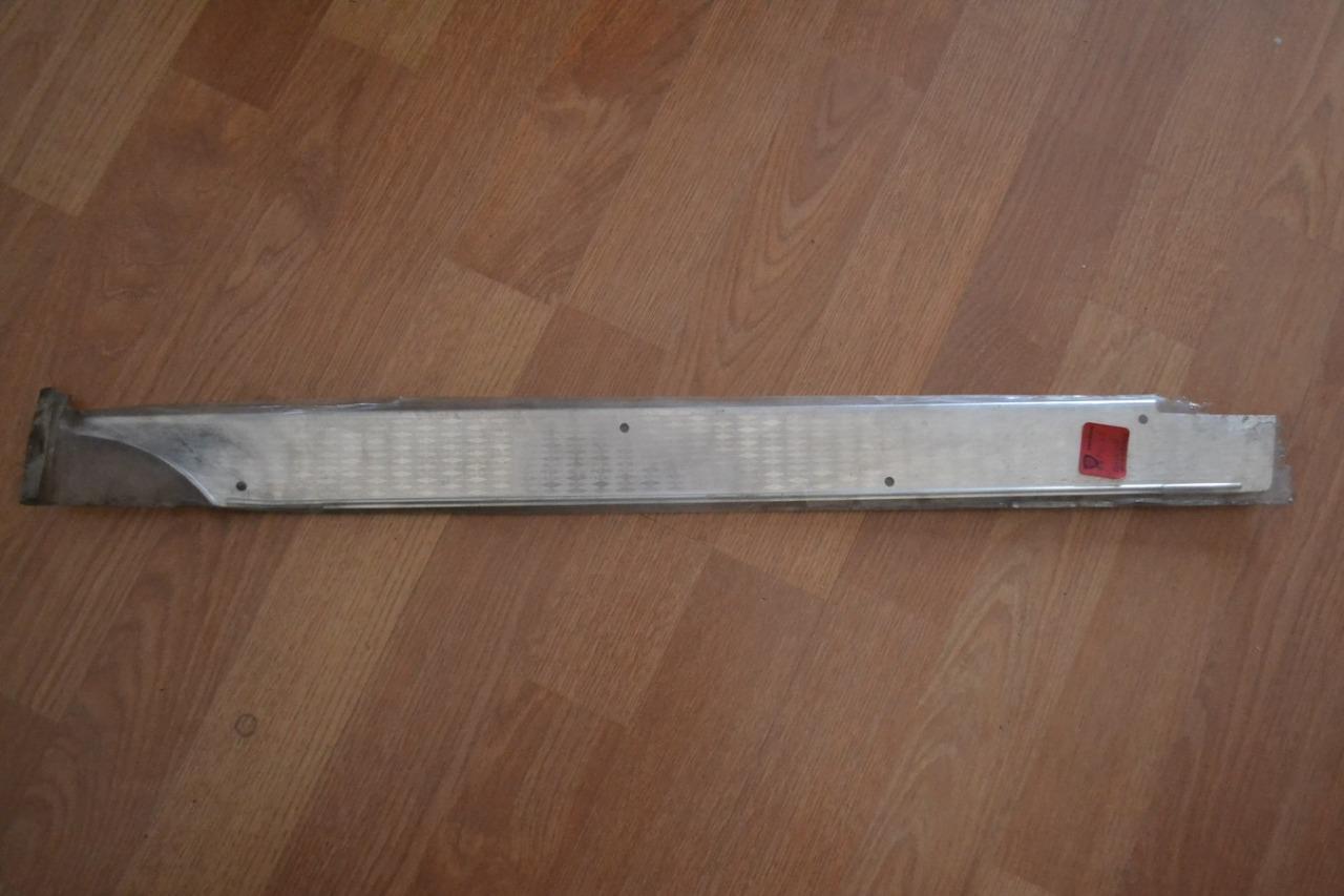 Enjoliveur bas caisse AR G PEUGEOT 504 BREAK LesAnciennes.com