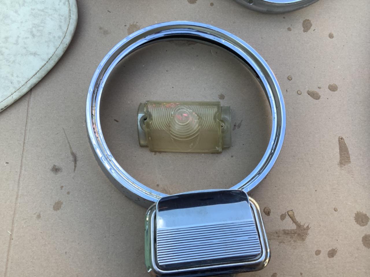 Cabochon SIMCA 1300 LesAnciennes.com