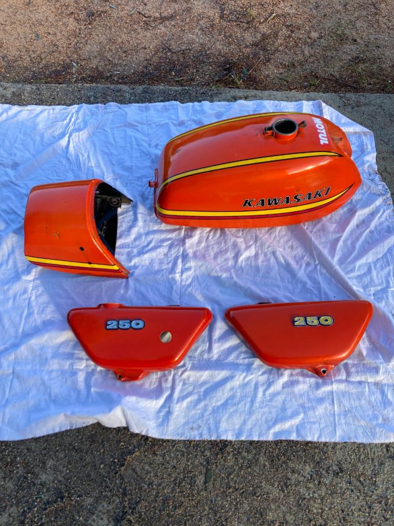 Carrosserie KAWASAKI 250 S1 S1A LesAnciennes.com