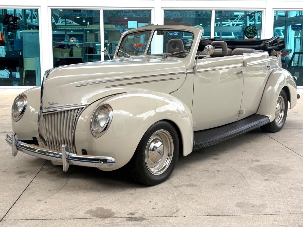 1939 Ford Deluxe Convertible Sedan LesAnciennes.com