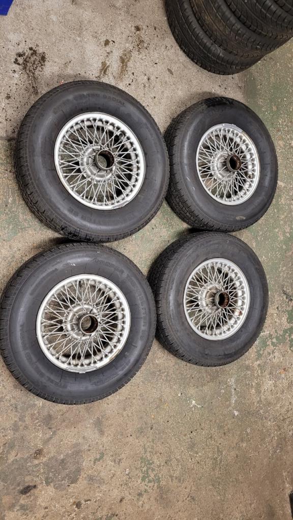 Lot de 4 roues jantes MGB 60 Rayons 14 pouces LesAnciennes.com