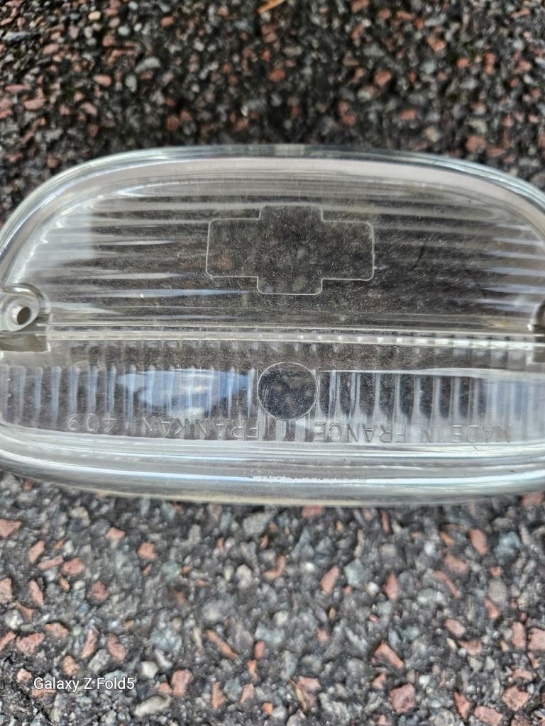 Cabochon PEUGEOT 404 Berline LesAnciennes.com