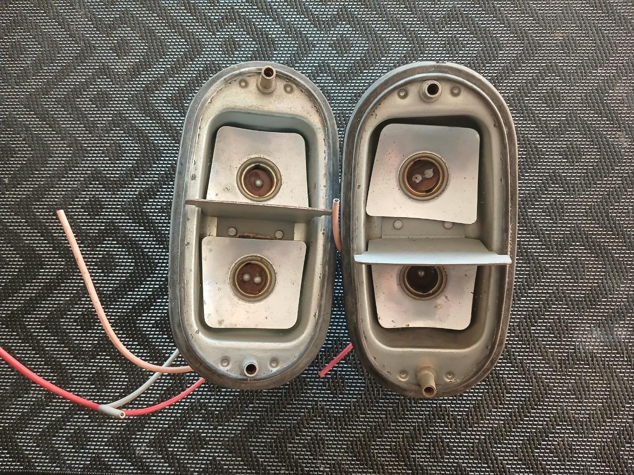 Socles de feux arrière RENAULT Estafette LesAnciennes.com