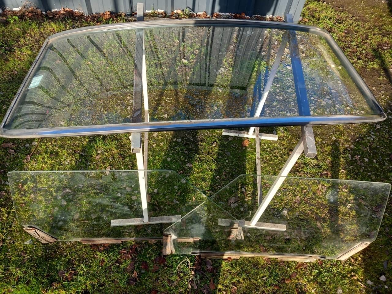 Pare-brise + vitres latérales D/G 204 cabriolet LesAnciennes.com