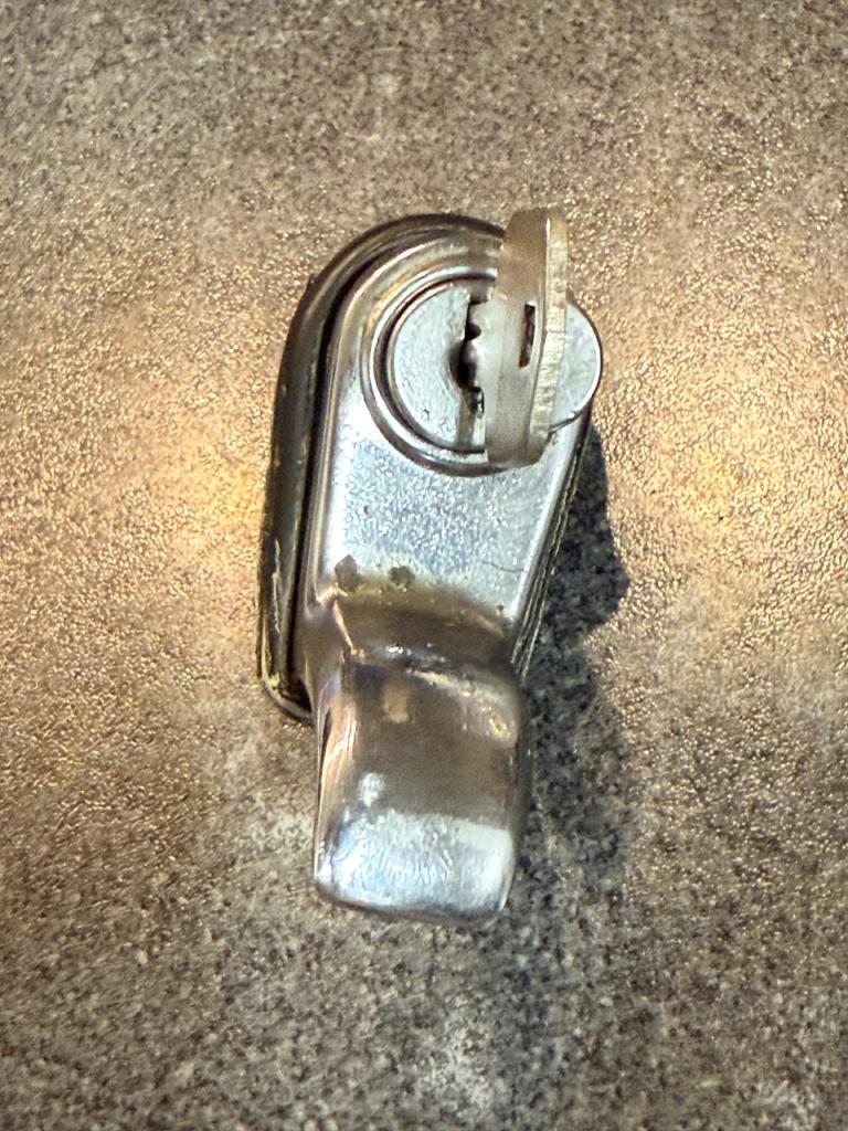 Serrure coffre Arrière MERCEDES 190 SL d’origine LesAnciennes.com