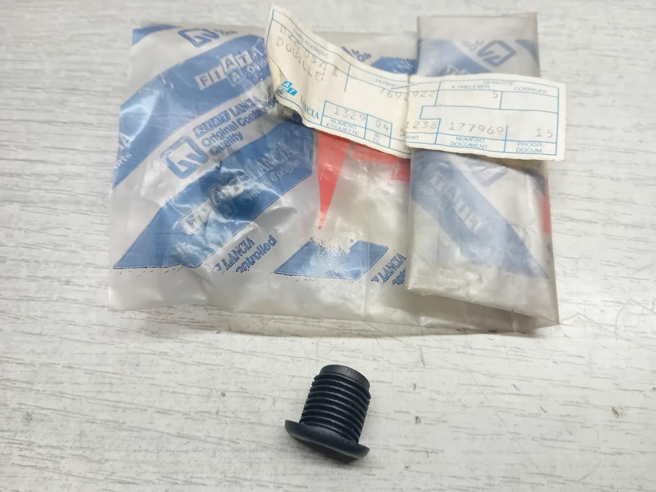 7690922 GUIDE TIGE DE FERMETURE PORTE FIAT UNO LesAnciennes.com