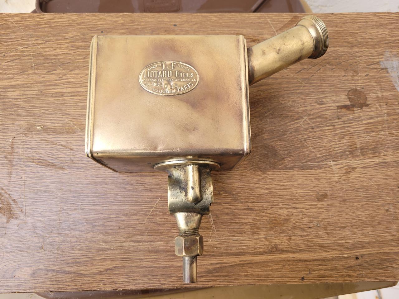 Pièces LIOTARD FRERES réservoir dépression LesAnciennes.com