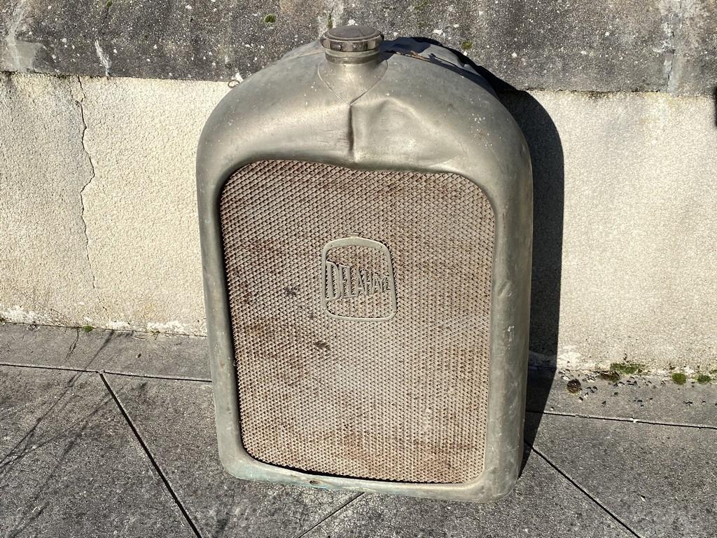 Radiateur / calandre de DELAHAYE 107 LesAnciennes.com