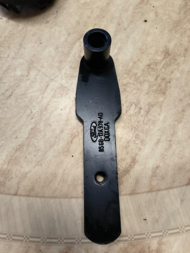 Ford Support inférieur de pare-chocs neuf LesAnciennes.com