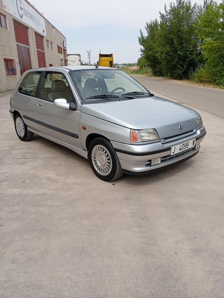 RENAULT Clio Baccara - 1995 LesAnciennes.com