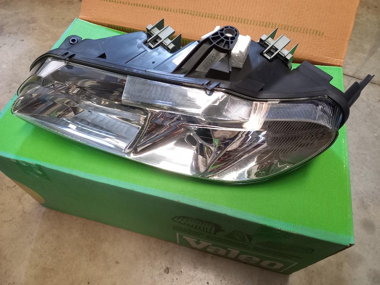 Phare PEUGEOT 406 coupe LesAnciennes.com