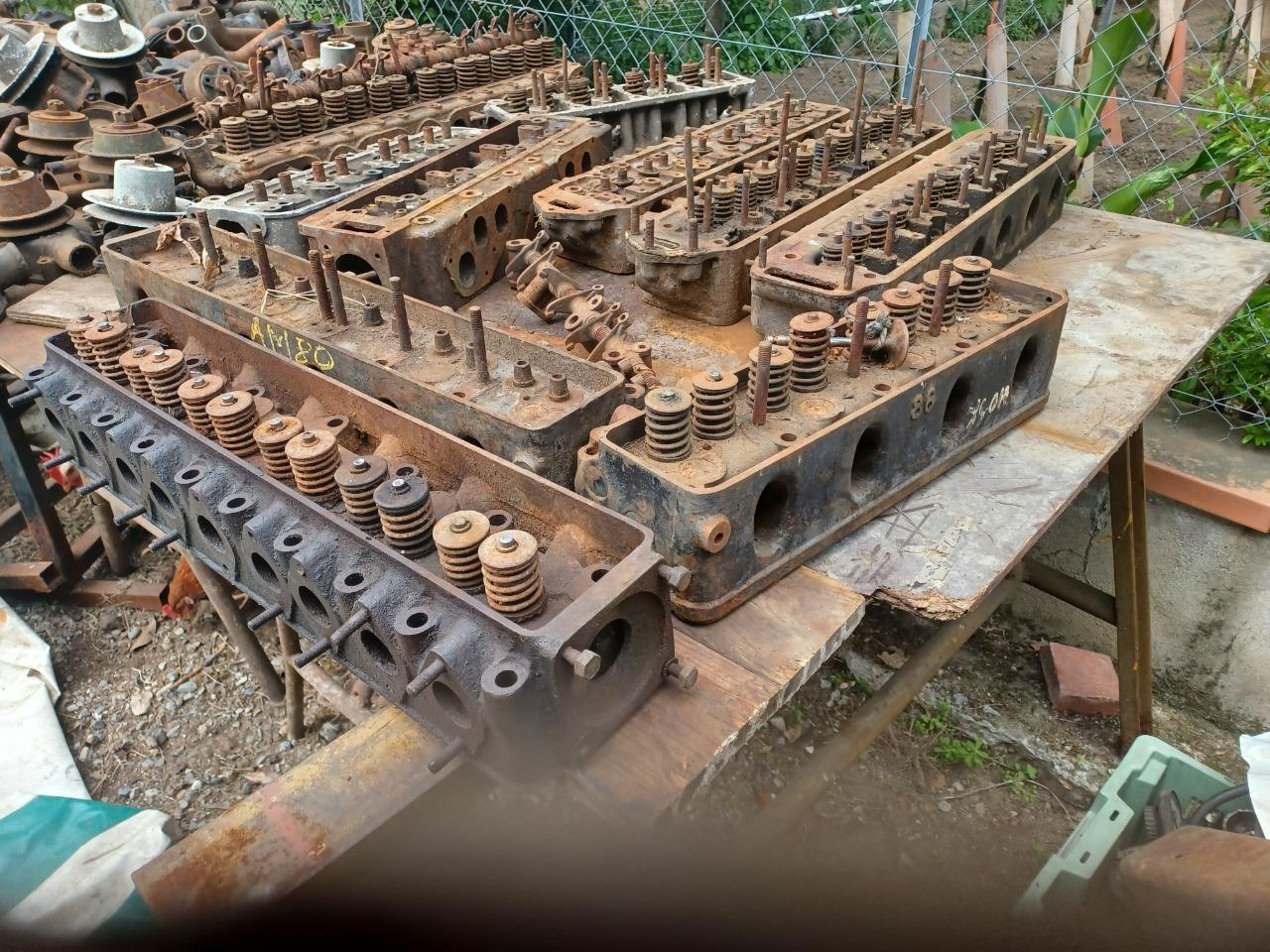 Lot de pièces HOTCHKISS AM 80 LesAnciennes.com