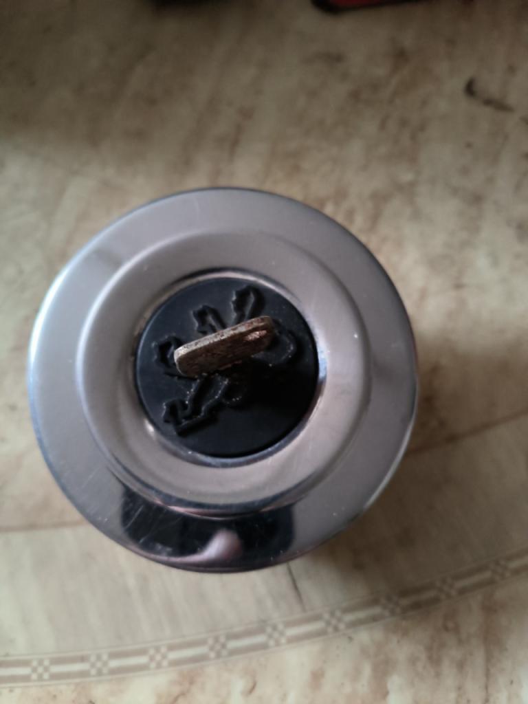 Bouchon de réservoir Peugeot avec clé LesAnciennes.com