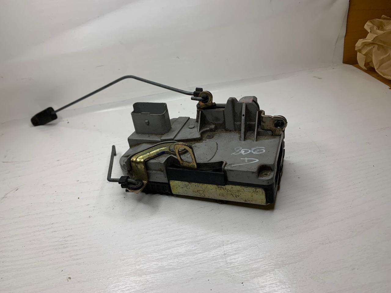 Serrure porte droite PEUGEOT 206 LesAnciennes.com