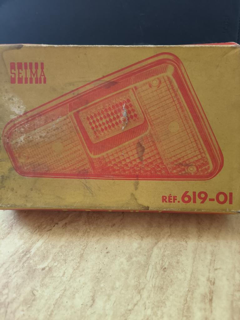 Cabochon PEUGEOT 204 Break LesAnciennes.com