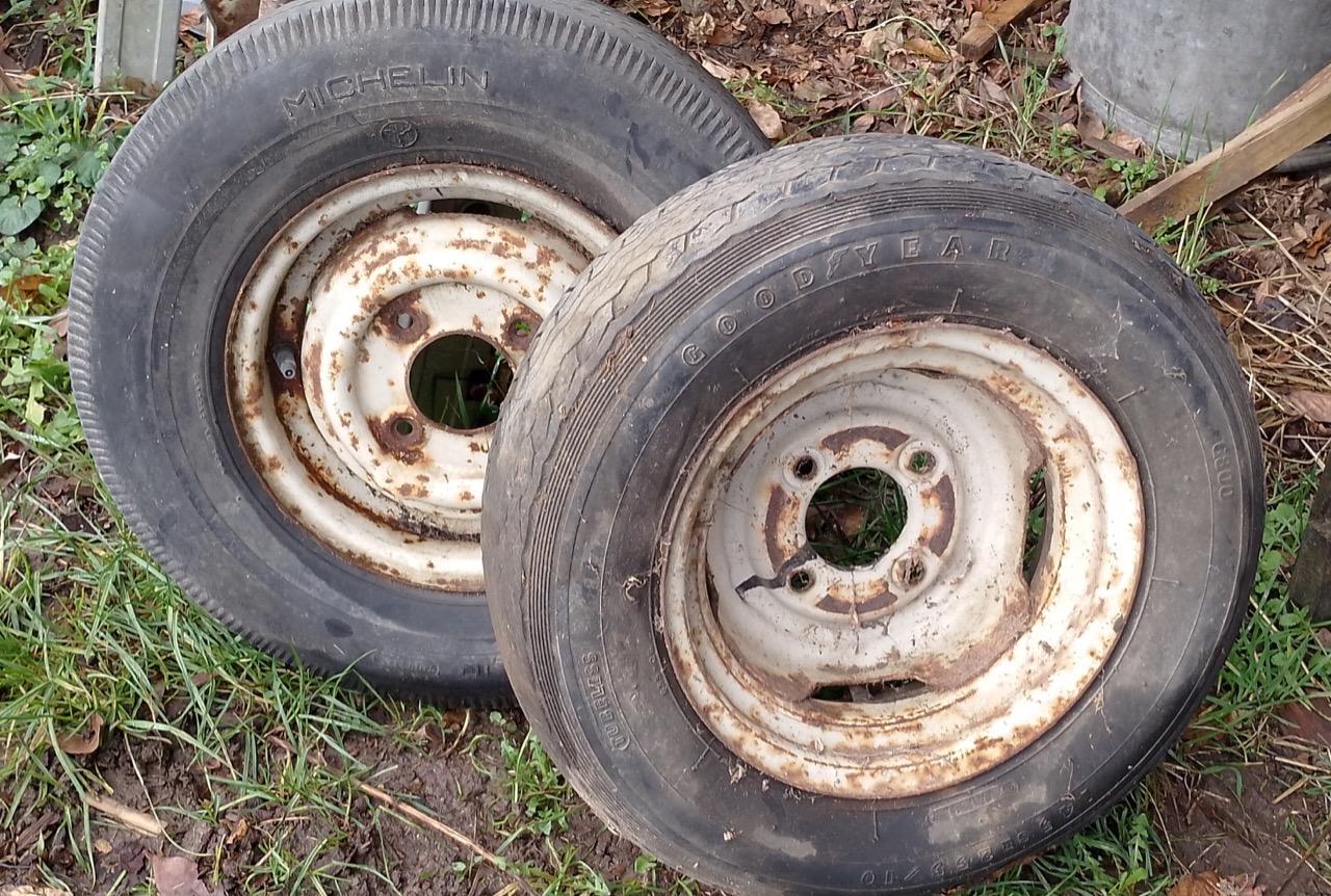 AUSTIN Mini années 1960. Deux roues 10" pouces. LesAnciennes.com
