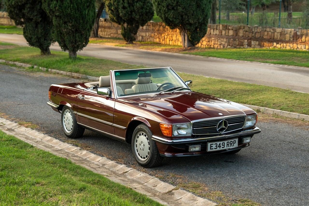 1988 Mercedes-Benz 560 SL R107 LesAnciennes.com