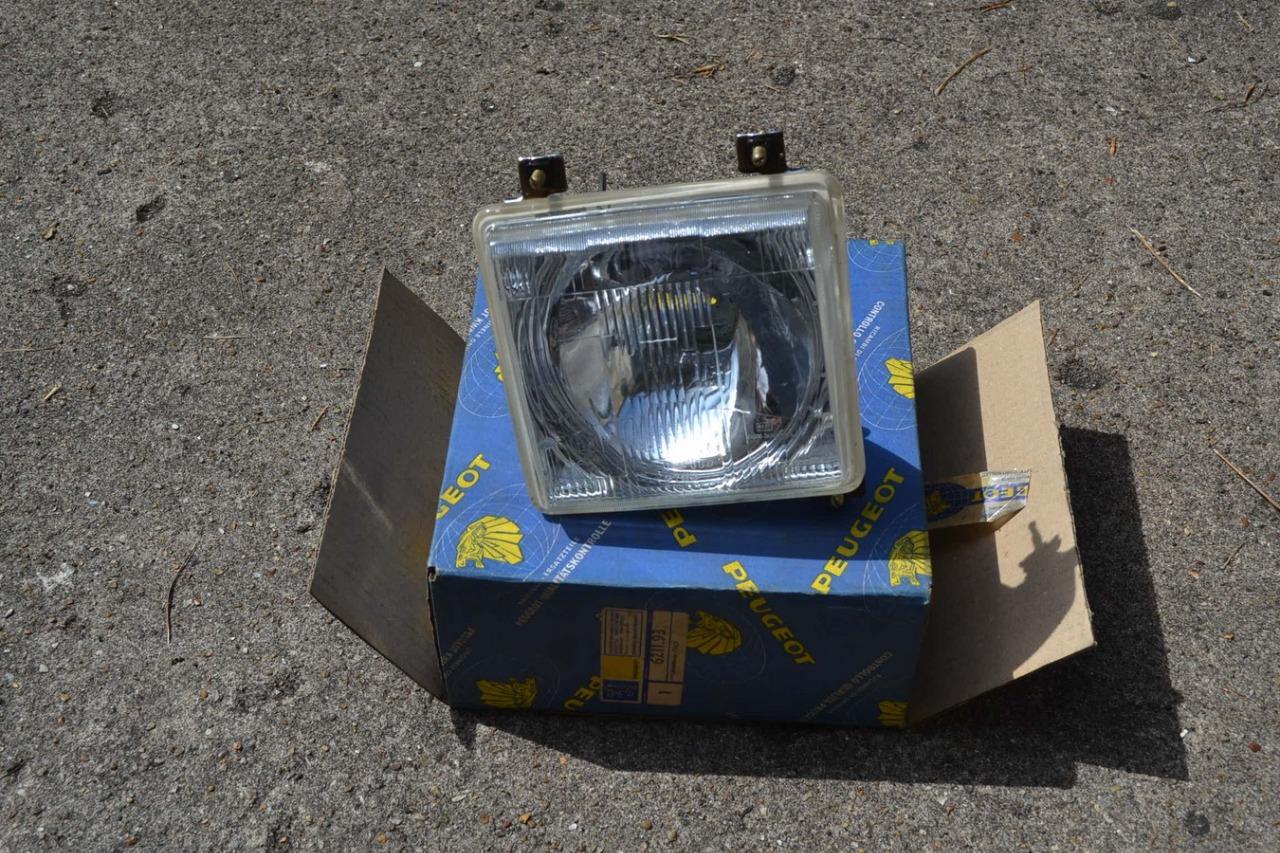 Phare G PEUGEOT 604, SIEM, neuf LesAnciennes.com