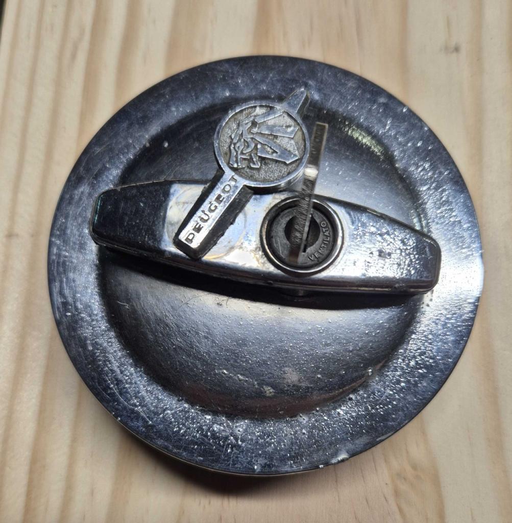Bouchon de réservoir Lion PEUGEOT LesAnciennes.com