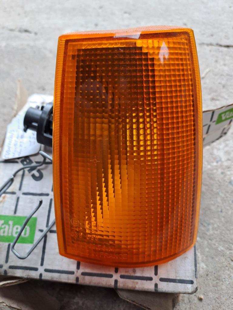 Clignotant RENAULT 9 (R9) LesAnciennes.com