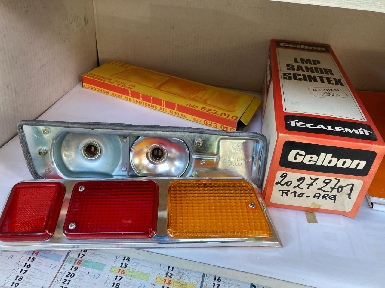 Feu arrière gauche neuf complet RENAULT 10 68-> LesAnciennes.com