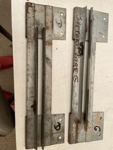 Support vitre VOLVO P1800 jensen LesAnciennes.com