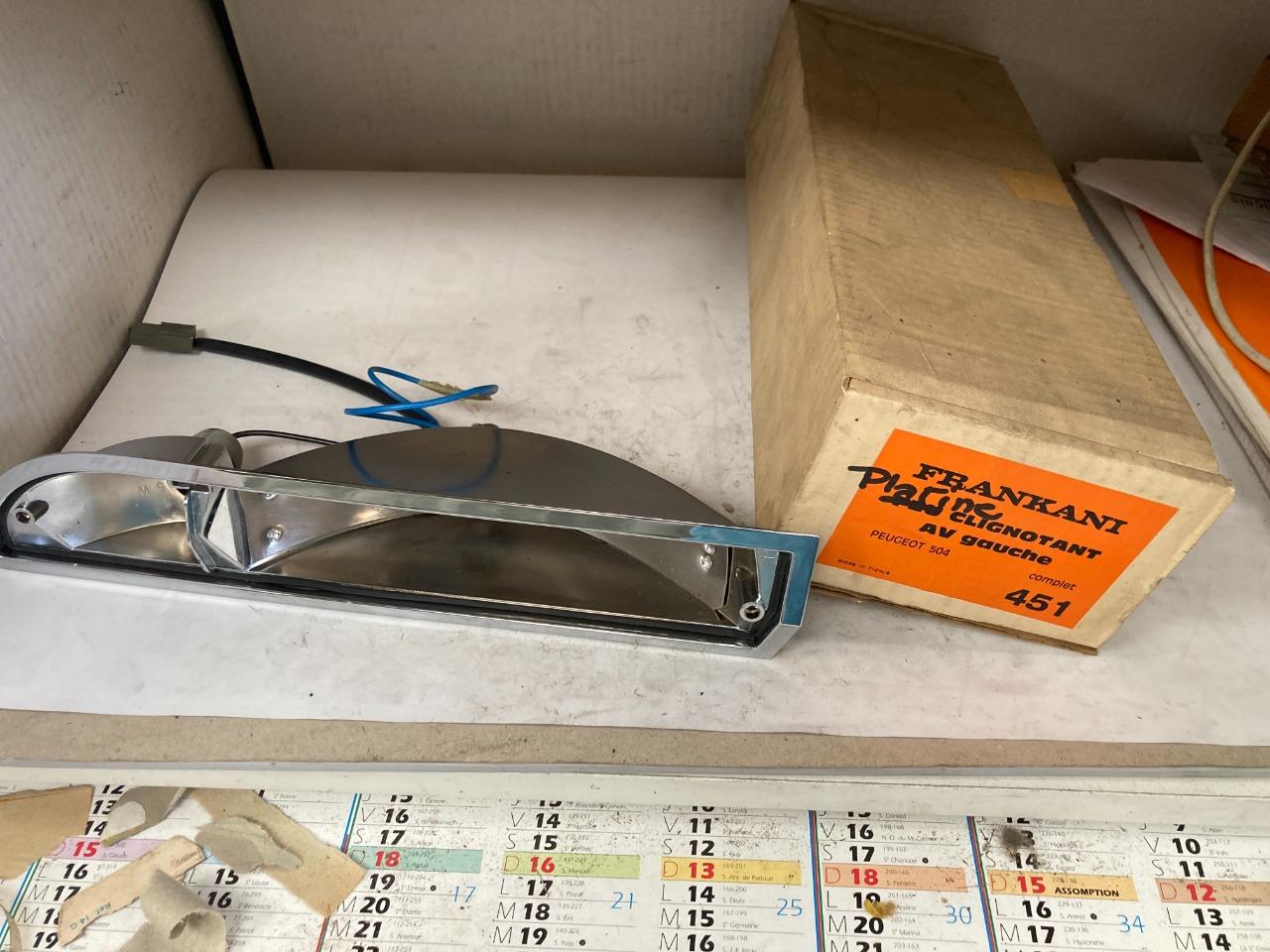 Feu clignotants gauche PEUGEOT 504 LesAnciennes.com