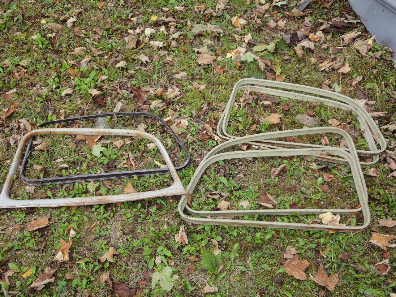 Lot de pièces RENAULT JUVA4 camionnette LesAnciennes.com