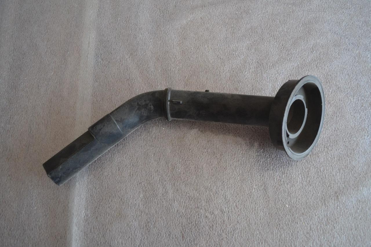 Goulotte remplissage réservoir PEUGEOT 104 LesAnciennes.com