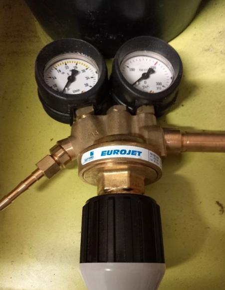 Mano detendeur de gaz argon azote oxygene acétyle LesAnciennes.com