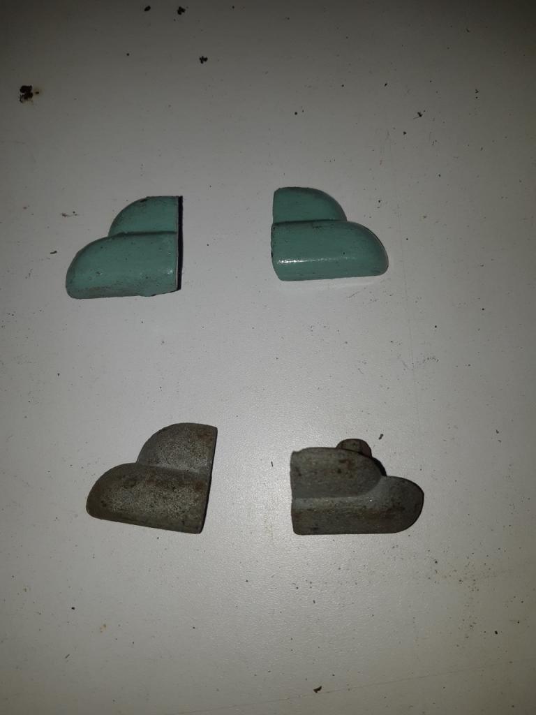 Moustaches RENAULT 4CV LesAnciennes.com