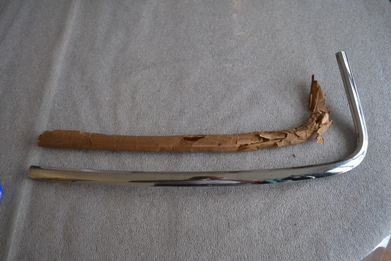 Enjoliveur inf. G joint pare-brise PEUGEOT 204 304 LesAnciennes.com