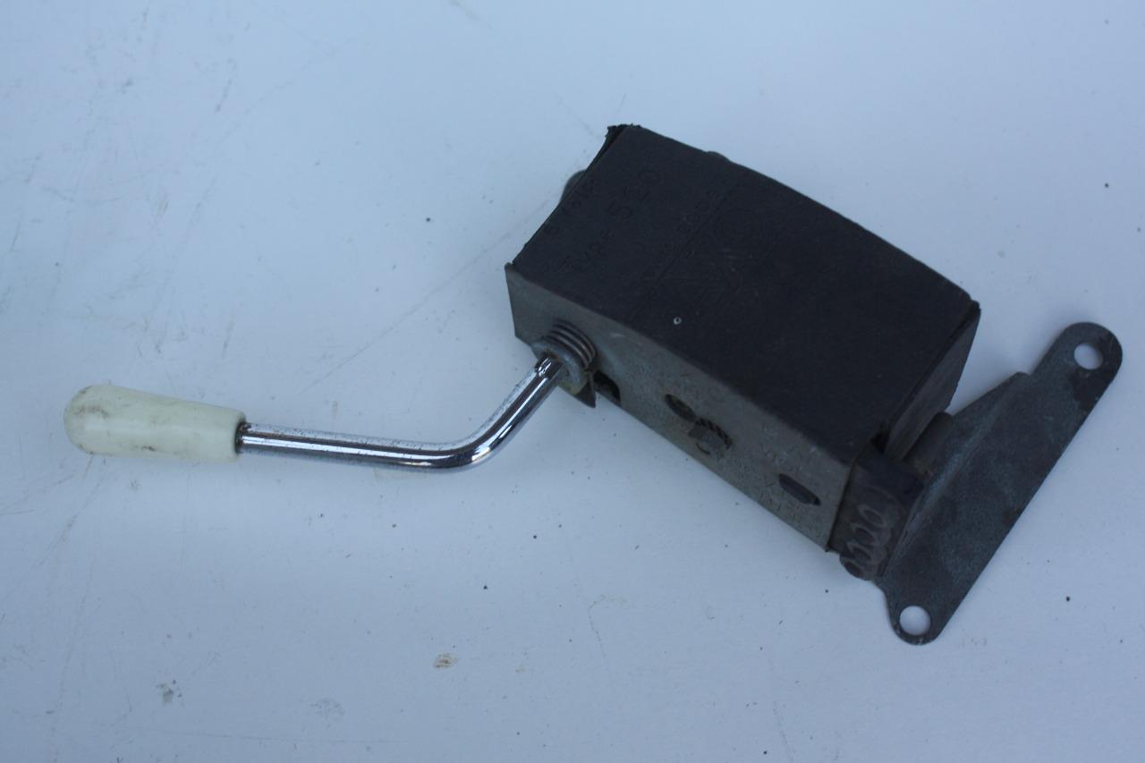 Commodo de clignotant AXO 520 6 Volts Citroen DS LesAnciennes.com