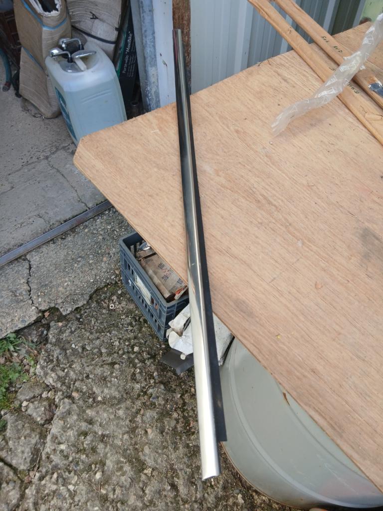 Baguette PEUGEOT 204 Break LesAnciennes.com