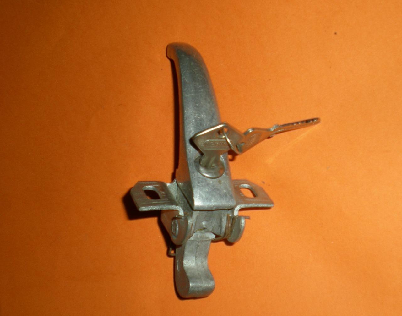 Fermeture de capot FIAT 600 LesAnciennes.com